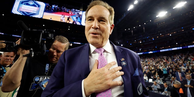 Jim Nantz en la cancha después de que Connecticut derrotara a San Diego State, 76-59, en el juego de campeonato de la NCAA el 3 de abril de 2023 en Houston.