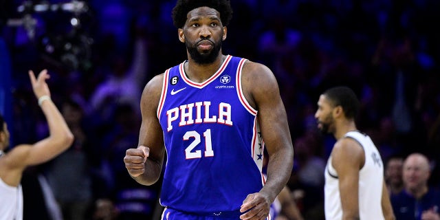 Joel Embiid de los 76ers de Filadelfia reacciona después de un gol de Tobias Harris en la primera mitad en el Juego 2 de la primera ronda de los playoffs de baloncesto de la NBA contra los Nets de Brooklyn, el lunes 17 de abril de 2023, en Filadelfia. 