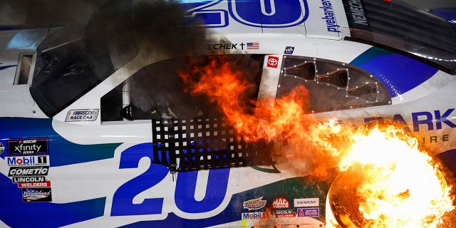 John Hunter Nemechek conduce con un neumático en llamas después de ganar la Serie Xfinity de NASCARCall811.com Before You Dig.  250 en Martinsville Speedway el 15 de abril de 2023.