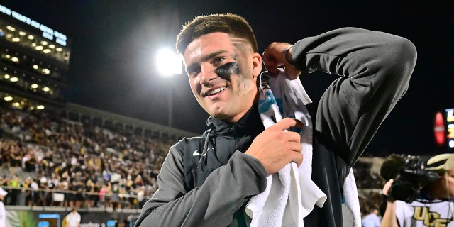 John Rhys Plumlee #10 de los UCF Knights regresa al vestuario después de derrotar a los Cincinnati Bearcats 25-21 en el FBC Mortgage Stadium el 29 de octubre de 2022 en Orlando, Florida.