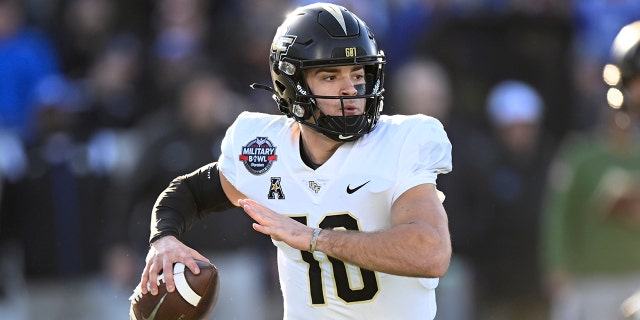 John Rhys Plumlee #10 de los UCF Knights regresa para un pase contra los Duke Blue Devils en el Military Bowl presentado por Peraton en el Navy-Marine Corps Memorial Stadium el 28 de diciembre de 2022 en Annapolis, Maryland.