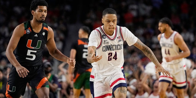 El escolta de Connecticut, Jordan Hawkins (24), celebra después de anotar contra Miami en la segunda mitad de un partido de baloncesto universitario de la Final Four del Torneo de la NCAA el sábado 1 de abril de 2023 en Houston. 