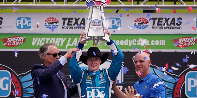 Josef Newgarden, centro, celebra su victoria en la carrera de autos IndyCar en Texas Motor Speedway en Fort Worth, Texas, el domingo 2 de abril de 2023.