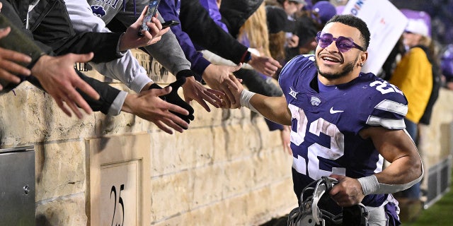 Deuce Vaughn celebra después de ganar un juego