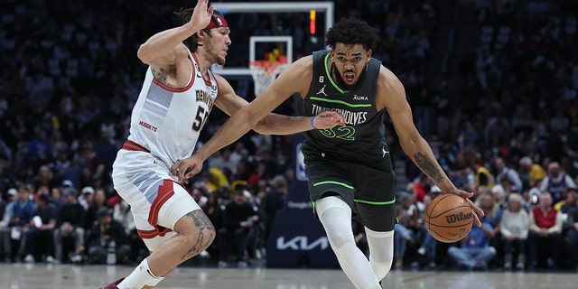 Karl-Anthony Towns empuja a la canasta