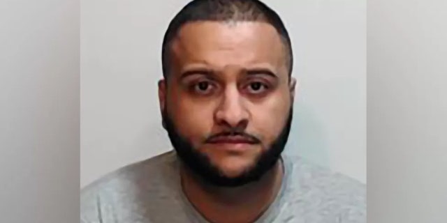 Hombre británico declarado culpable de matar a su esposa embarazada empujándola 50 pies del volcán: 'crimen malvado' 5 Kashif Anwar fue condenado a cadena perpetua obligatoria con un mínimo de 20 años de prisión.