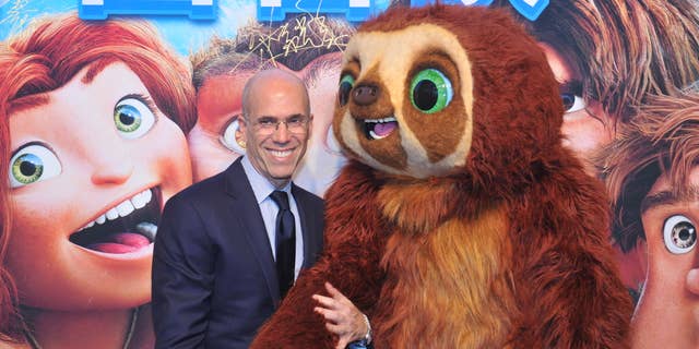 حضر الرئيس التنفيذي لشركة hen-DreamWorks Animation Jeffrey Katzenberg "كروودز" العرض الأول لفيلم بكين في 18 أبريل 2013 في بكين ، الصين.