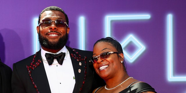 Kayvon Thibodeaux poses with his parents on the red carpet before the 2022 NFL Draft at the Bellagio Hotel &amp;amp; Casino on April 28, 2022 in Las Vegas, Nevada.