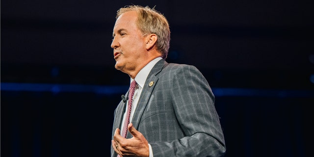 Ken Paxton speaks to crowd