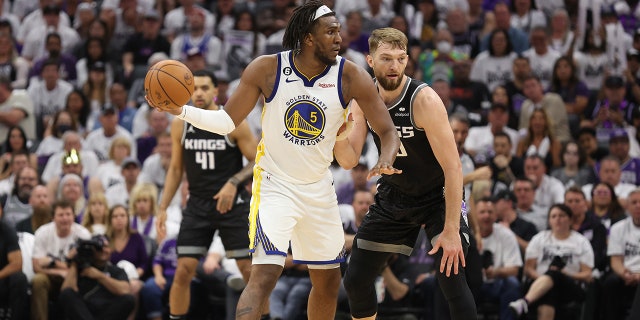 Kevon Looney looks to pass