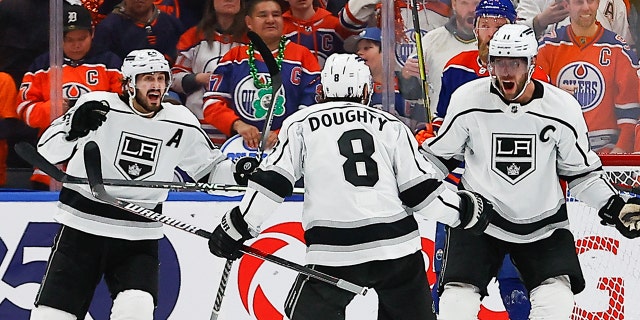 El centro de Los Angeles Kings, Anze Kopitar (11), celebra el gol del empate en el tercer período del juego 1 de la primera ronda de la Conferencia Oeste de los Edmonton Oilers contra Los Angeles Kings el 17 de abril de 2023 en Rogers Place en Edmonton, AB.