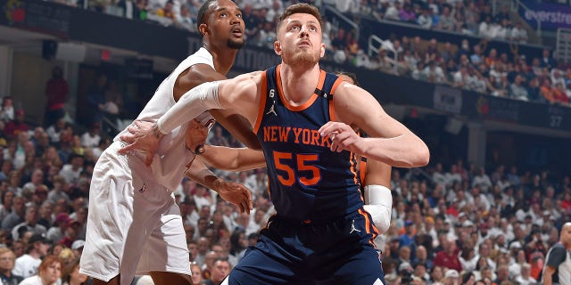 Isaiah Hartenstein (55) de los boxes de los New York Knicks durante un partido contra los Cleveland Cavaliers en la primera ronda de los Playoffs de la NBA de 2023 el 15 de abril de 2023 en Rocket Mortgage FieldHouse en Cleveland.