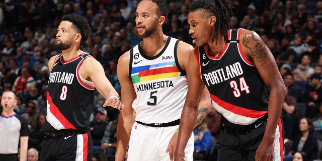 Kyle Anderson #5 de los Minnesota Timberwolves mira durante el juego contra los Portland Trail Blazers el 2 de abril de 2023 en Target Center en Minneapolis, Minnesota.