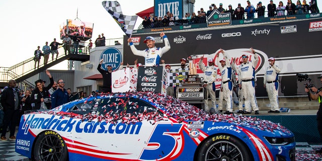Kyle Larson (5) celebra en Victory Lane después de ganar una carrera de autos de la NASCAR Cup Series en Richmond Raceway, el domingo 2 de abril de 2023, en Richmond, Virginia. 