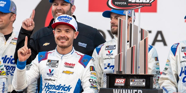 Kyle Larson junto a su trofeo después de ganar una carrera de autos de la NASCAR Cup Series en Richmond Raceway, el domingo 2 de abril de 2023, en Richmond, Virginia. 