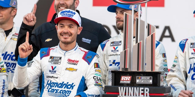 Kyle Larson junto a su trofeo después de ganar una carrera de autos de la NASCAR Cup Series en Richmond Raceway, el domingo 2 de abril de 2023, en Richmond, Virginia. 