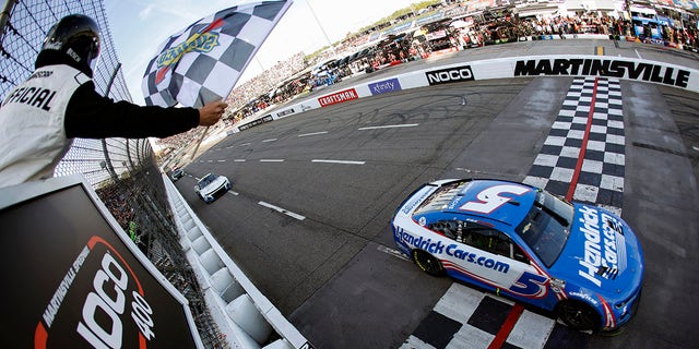 Kyle Larson Holds Off Joey Logano At Martinsville | Fox News