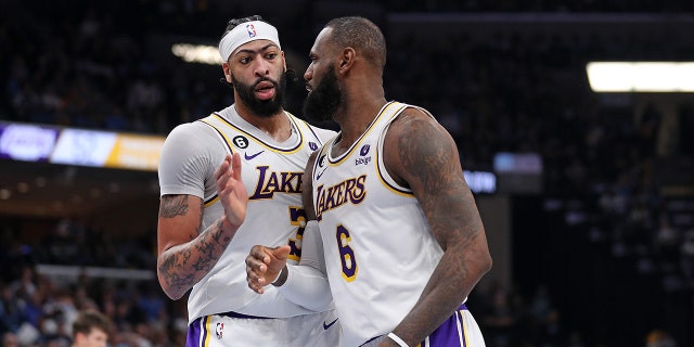 Anthony Davis #3 de Los Angeles Lakers y LeBron James #6 de Los Angeles Lakers durante la primera mitad contra los Memphis Grizzlies en el Juego 1 de los Playoffs de la Primera Ronda de la Conferencia Oeste en FedExForum el 16 de abril de 2023 en Memphis, Tennessee.