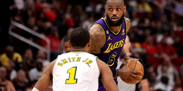 El alero de Los Angeles Lakers, LeBron James, maneja el balón contra los Rockets en el Toyota Center de Houston, Texas, el 3 de abril de 2023.