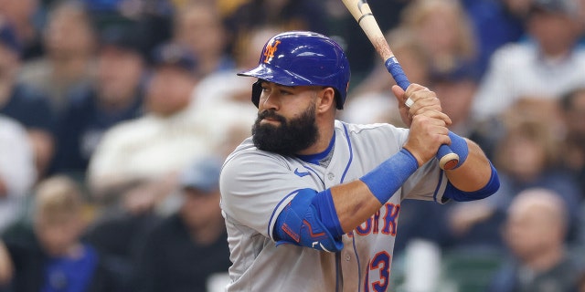 Baseman ketiga New York Mets Luis Guillorme melawan Brewers pada 5 April 2023, di American Family Field di Milwaukee.