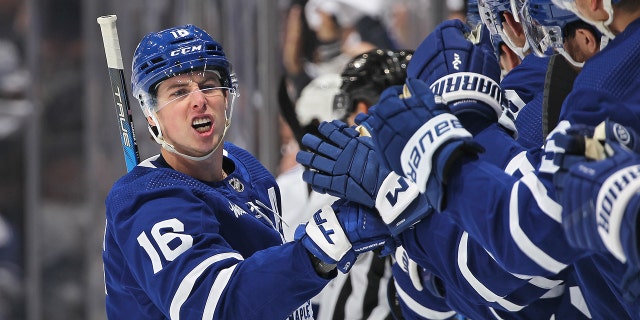 Mitch Marner celebra su gol