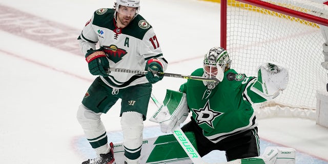 Marcus Foligno in front of Jake Oettinger
