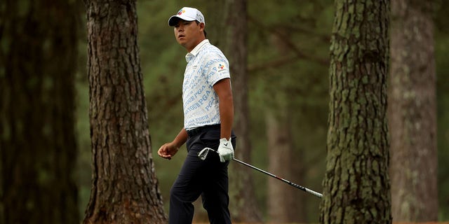 Si Woo Kim de Corea del Sur mira desde el primer hoyo durante la segunda ronda del Torneo de Maestros 2023 en el Club Nacional de Golf de Augusta el 7 de abril de 2023 en Augusta, Georgia.
