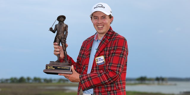 Matt Fitzpatrick de Inglaterra celebra con el trofeo con la chaqueta Scottish Heritage Plaid después de ganar un desempate en la ronda final en RBC Heritage en Harbor Town Golf Links el 16 de abril de 2023 en Hilton Head Island, Carolina del Sur.