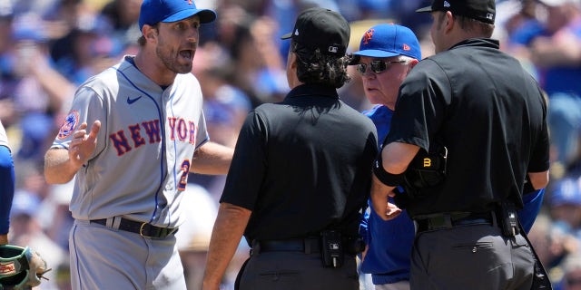 Max Scherzer habla con Phil Cuzzi