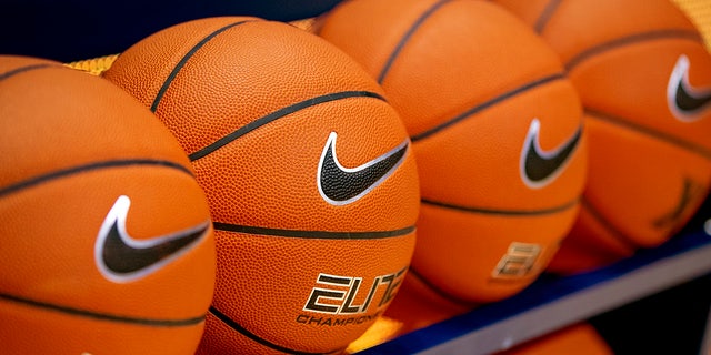 Balones de baloncesto Nike en el estante