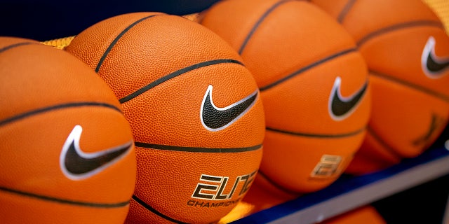 Balones de baloncesto Nike en el estante