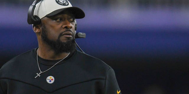 1 de enero de 2023;  Baltimore, Maryland: Mike Tomlin, entrenador en jefe de los Pittsburgh Steelers, durante el partido contra los Baltimore Ravens en el M&T Bank Stadium.