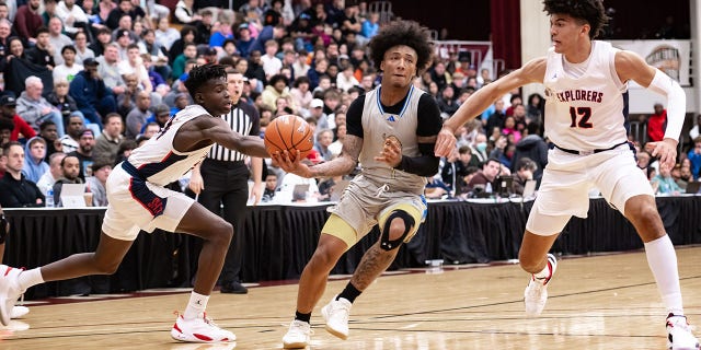 Mikey Williams de San Ysidro se dirige a la canasta contra Cristóbal Colón durante el juego de baloncesto de la escuela secundaria Hoophall Classic en Blake Arena en Springfield, Massachusetts, el 14 de enero de 2023.