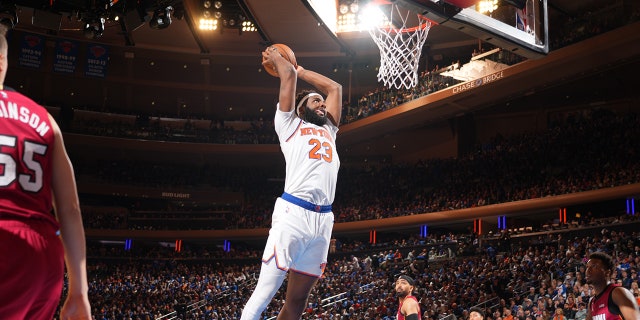 Mitchell Robinson dunk