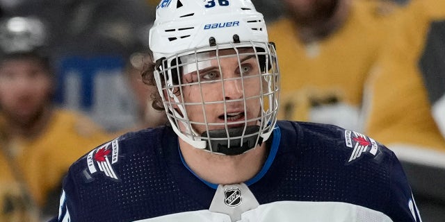 El centro de los Winnipeg Jets, Morgan Barron, #36, juega con una venda contra los Vegas Golden Knights en el segundo período del Juego 1 de la primera ronda de la Copa Stanley de la NHL de hockey el martes 18 de abril de 2023 en Las Vegas.