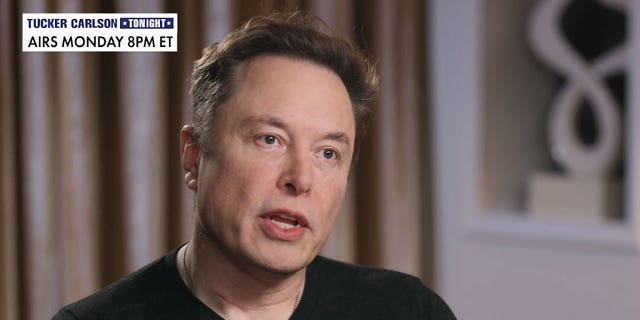 Elon Musk duduk bersama Tucker