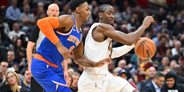 Caris LeVert, a la derecha, de los Cleveland Cavaliers va a la canasta alrededor de RJ Barrett de los New York Knicks durante el tercer cuarto en Rocket Mortgage Fieldhouse el 31 de marzo de 2023 en Cleveland.