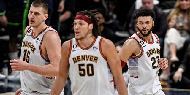 Jamal Murray, Nikola Jokic y Aaron Gordon miran en el campo