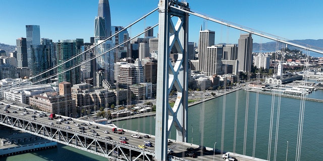 منظر جوي لجسر خليج أوكلاند SF-Oakland في صورة ملف