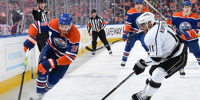 Leon Draisaitl #29 de Edmonton Oilers patina contra Anze Kopitar #11 de Los Angeles Kings en el Juego 1 de la Primera Ronda de los Playoffs de la Copa Stanley 2023 en Rogers Place el 17 de abril de 2023 en Edmonton, Alberta, Canadá.