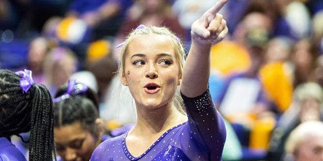 لاعبة الجمباز LSU Tigers Olivia Dunne خلال مباراة بين LSU Tigers و West Virginia Mountaineers في 10 مارس 2023 في مركز Pete Maravich Assembly في باتون روج ، لويزيانا.