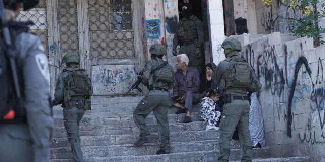 Un palestino armado dispara a dos israelíes en Jerusalén, en el último derramamiento de sangre en el ciclo de violencia 4 Las fuerzas de seguridad israelíes buscan sospechosos luego de un ataque con disparos en Jerusalén Este, el 18 de abril de 2023. Un hombre armado palestino dispara y hiere a dos israelíes en Jerusalén el 18 de abril de 2023, dice la policía