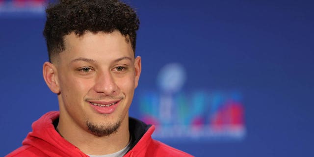 El mariscal de campo MVP de los Kansas City Chiefs, Patrick Mahomes, habla durante una conferencia de prensa en el Centro de Convenciones de Phoenix el 13 de febrero de 2023, en Phoenix, Arizona.