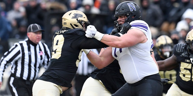 Peter Skoronski blocks the pass rusher