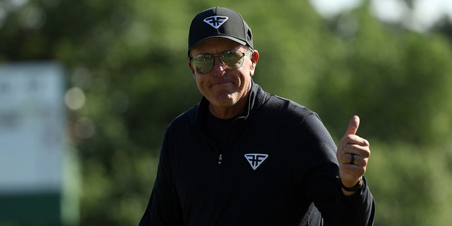 Phil Mickelson de los Estados Unidos reacciona en el green 18 durante la ronda final del Torneo Masters 2023 en el Augusta National Golf Club el 9 de abril de 2023 en Augusta, Georgia.