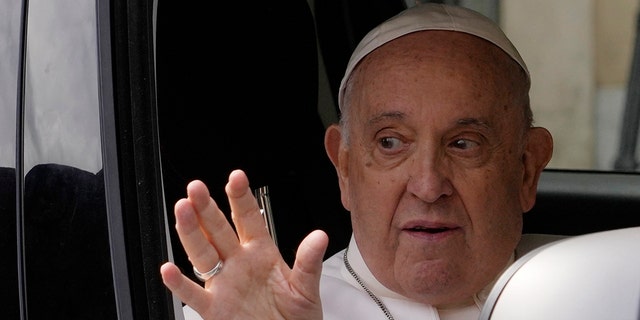 Papa Franjo maše iz svog automobila dok stiže u Vatikan, u subotu, 1. travnja 2023., nakon liječenja u Sveučilišnoj bolnici Agostino Gemelli zbog bronhitisa, priopćio je Vatikan. 