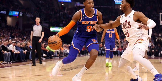 RJ Barrett (9) de los New York Knicks maneja el balón durante un partido contra los Cleveland Cavaliers el 31 de marzo de 2023 en Rocket Mortgage FieldHouse en Cleveland.