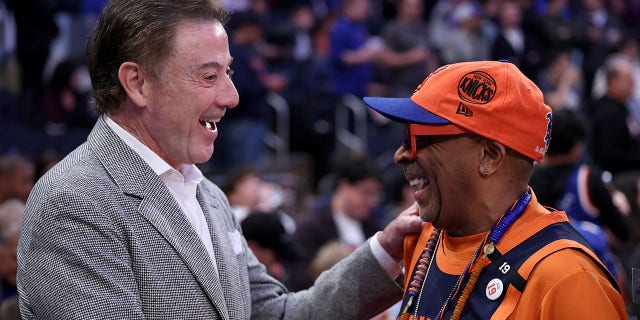 Rick Pitino charla con Spike Lee