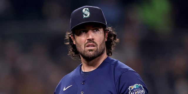 Robbie Ray looks in disgust