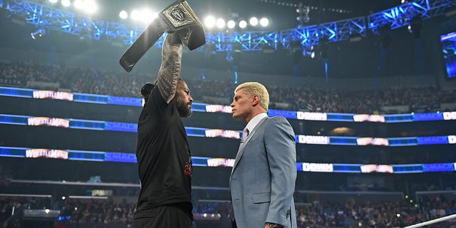 Roman Reigns y Cody Rhodes se encuentran por última vez en "Viernes por la noche SmackDown" 31 de marzo de 2023.